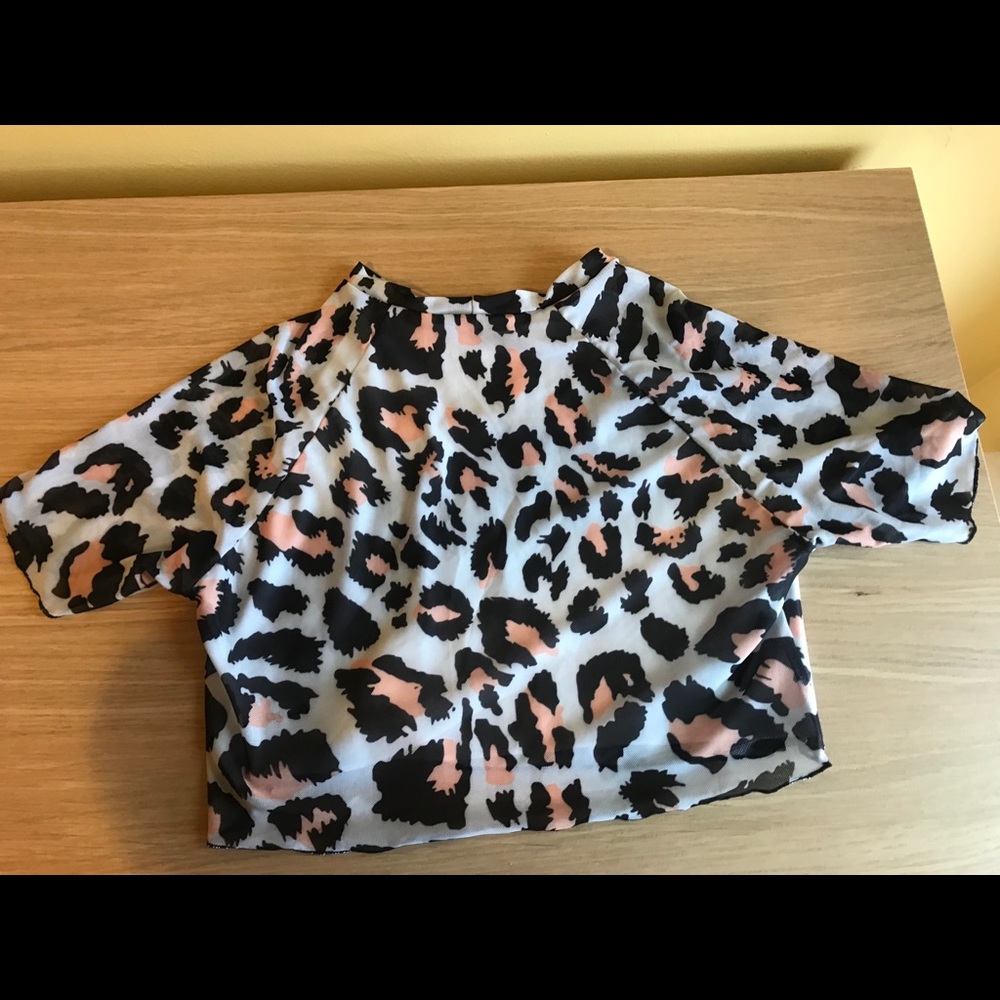 Leopard print cropped tee!